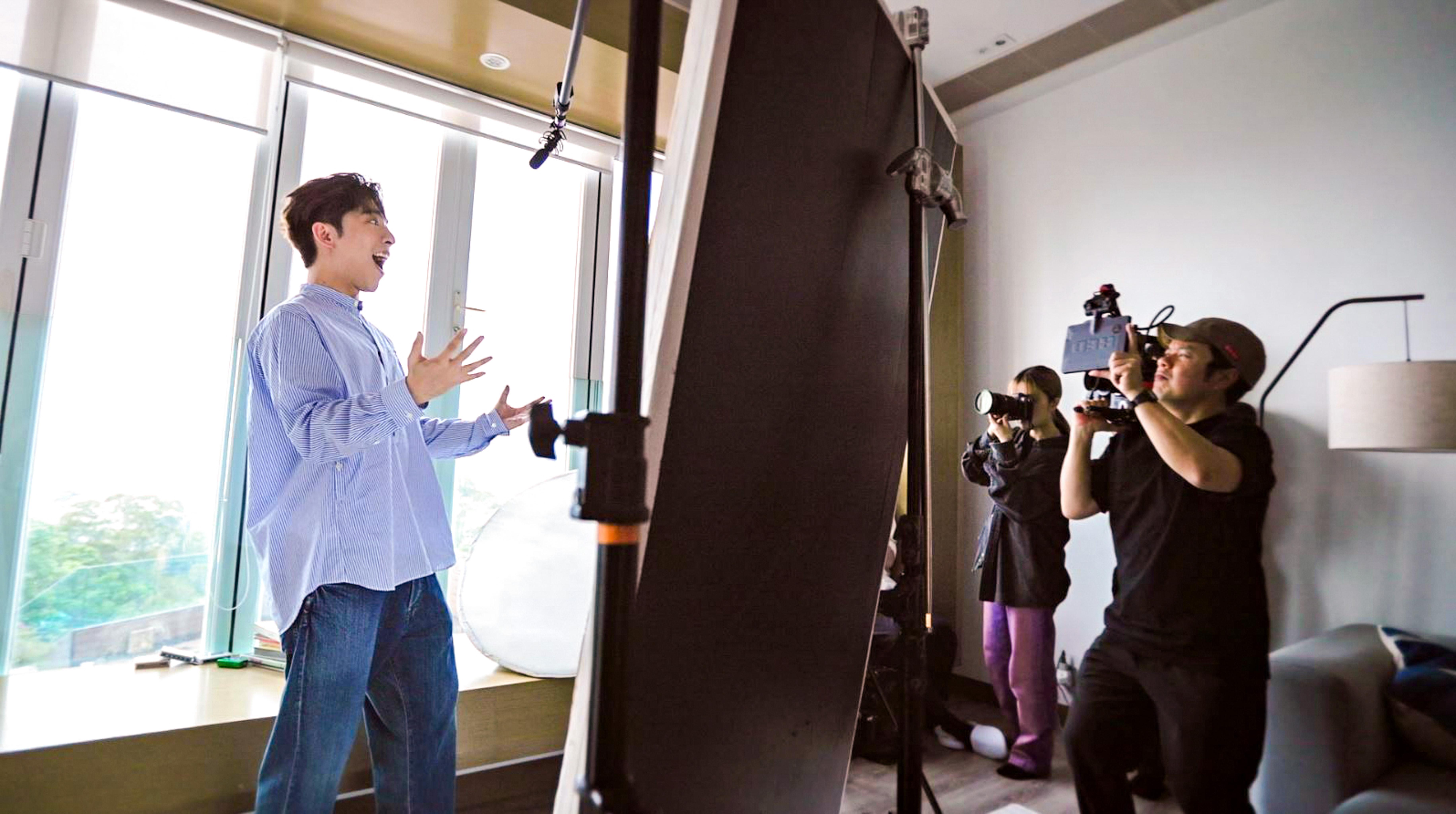 呂爵安為網絡供應商拍攝新一輯廣告。