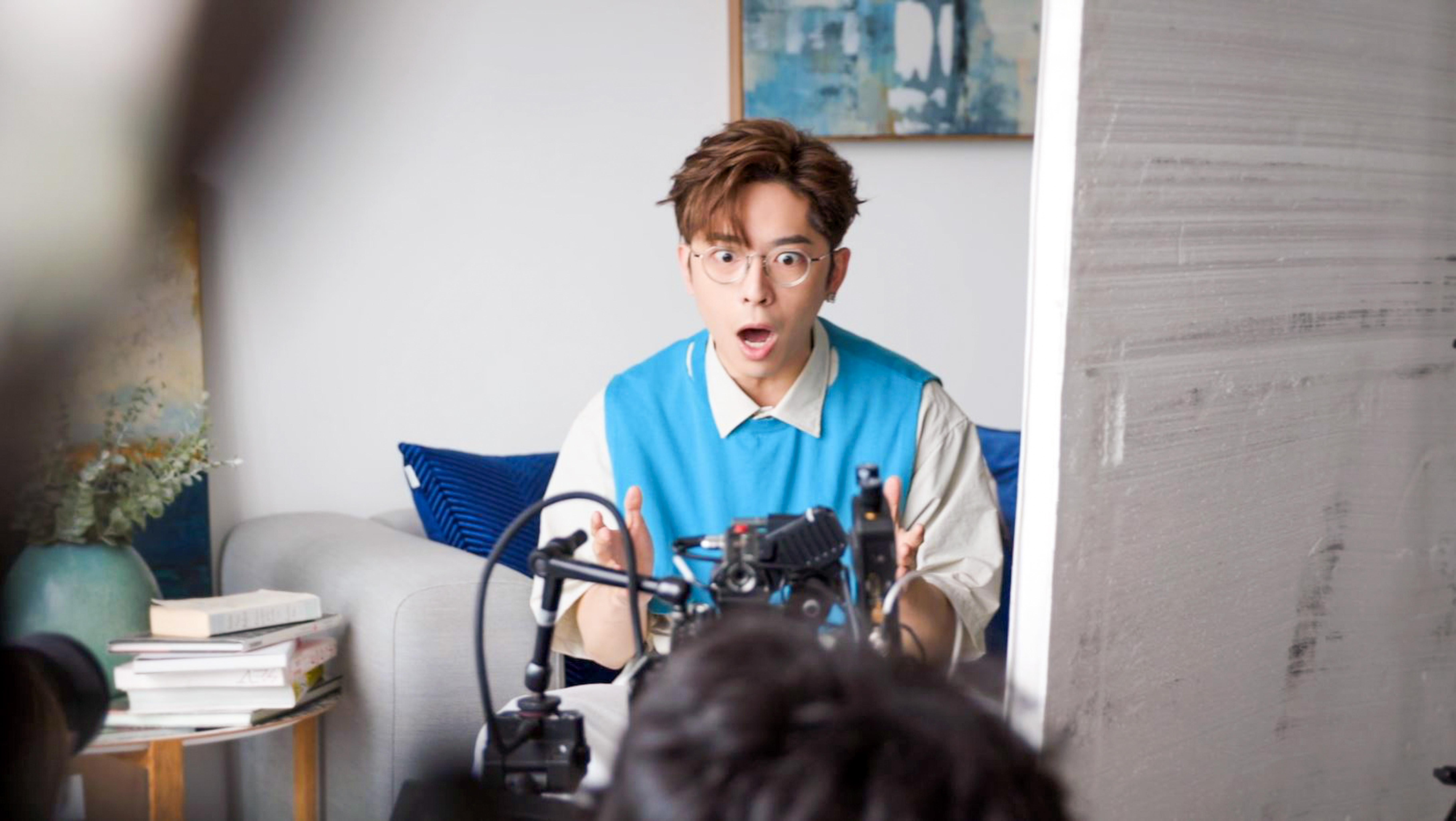 呂爵安為網絡供應商拍攝新一輯廣告。