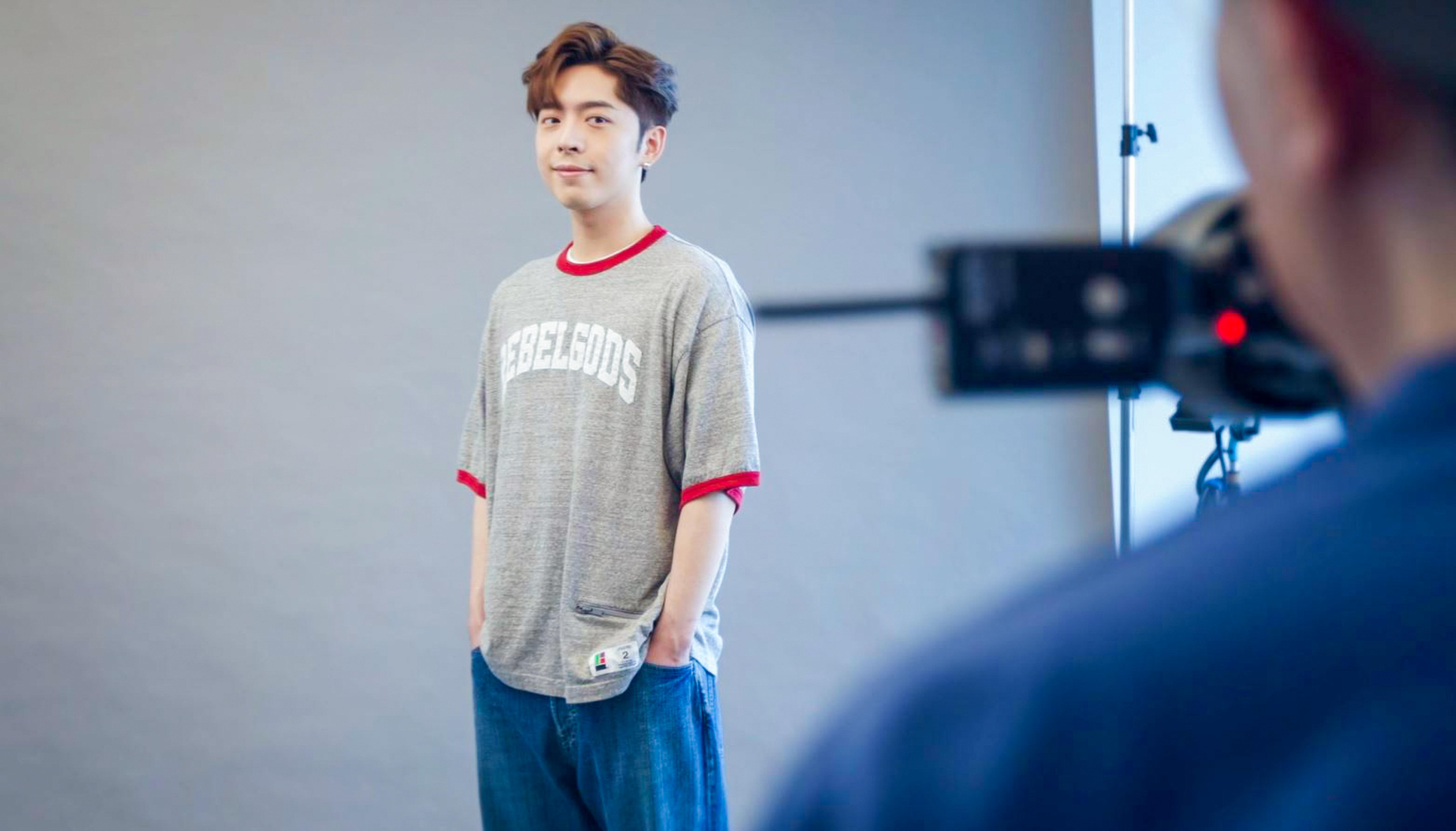 呂爵安為網絡供應商拍攝新一輯廣告。