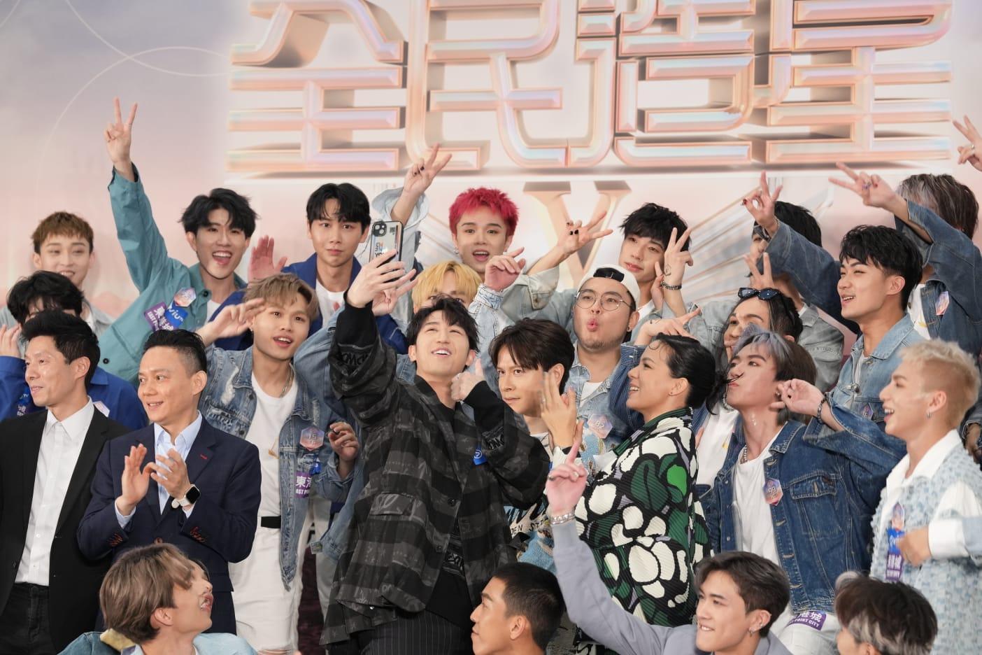 《全民造星V》參賽者、三位導師及強尼今日現身記者會。 (陳奕釗攝)