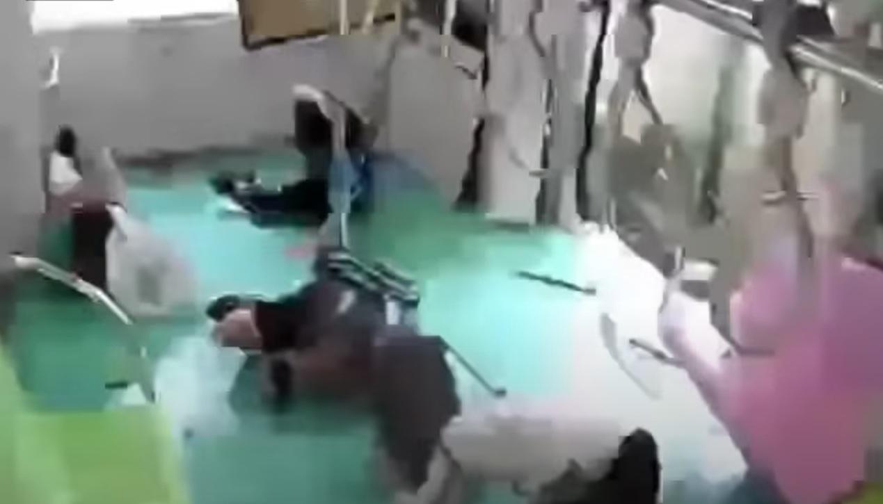 台中捷運|閉路電視關鍵片段曝光 吊臂跌落路軌列車仍離站撞上