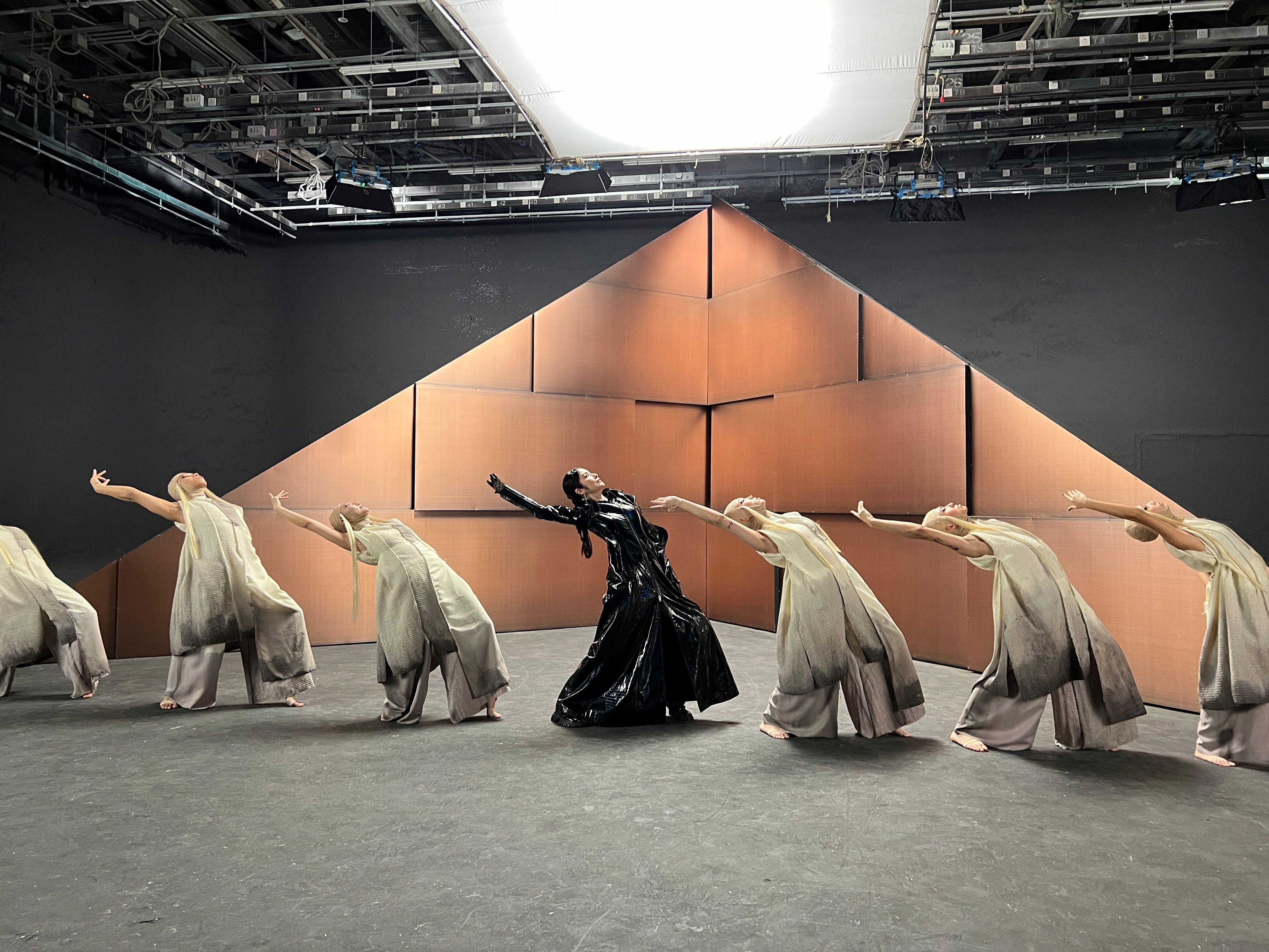 Kelly新歌《談情的價值》MV,著箇場景設計和各performers形體的一體性。