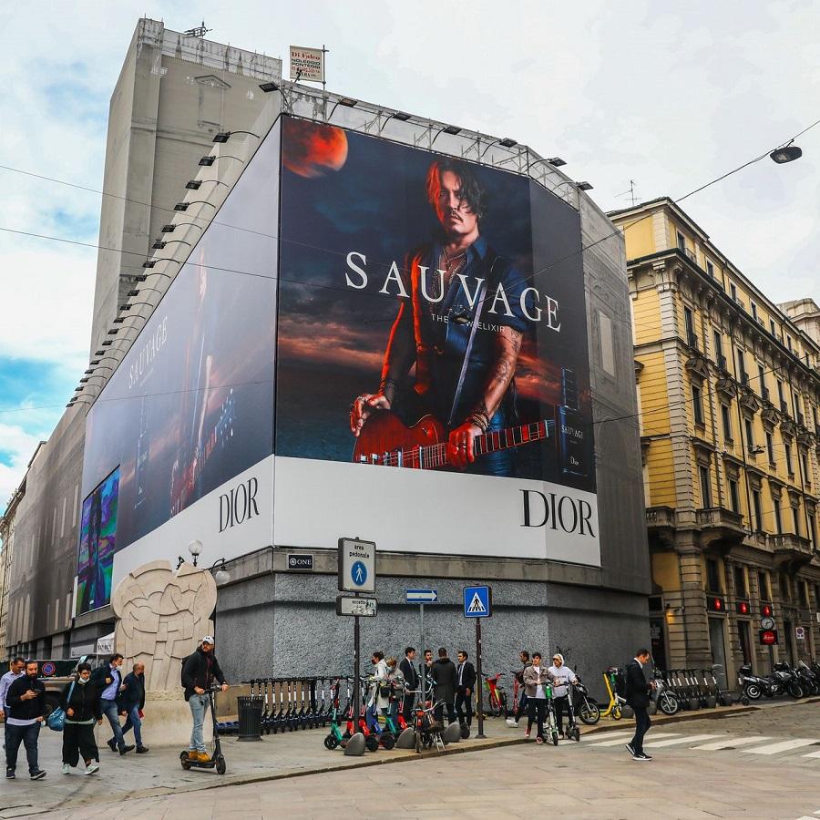 尊尼的Dior香水廣告在美國銜頭隨處可見。