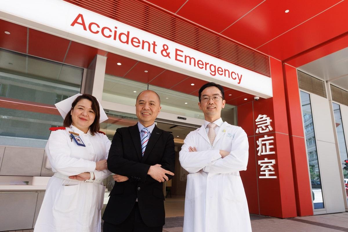 鄧錦成(中)相信新急症室有助改善病人擠逼候診情況,右為陳東寧。(蘇文傑攝)