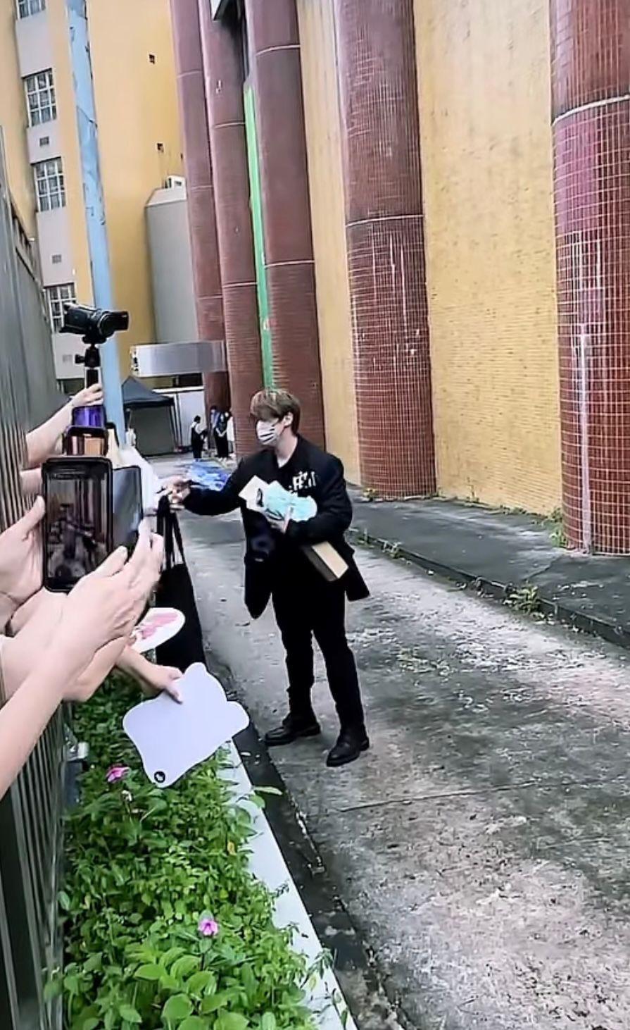 姜濤抵達商台,吸引大批姜糖在炎熱氣溫下到場守候。