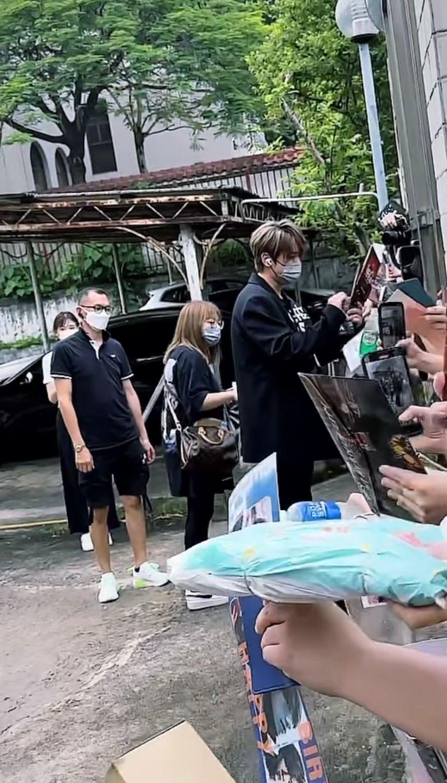 姜濤停下收粉絲禮物及送簽名近兩分鐘。