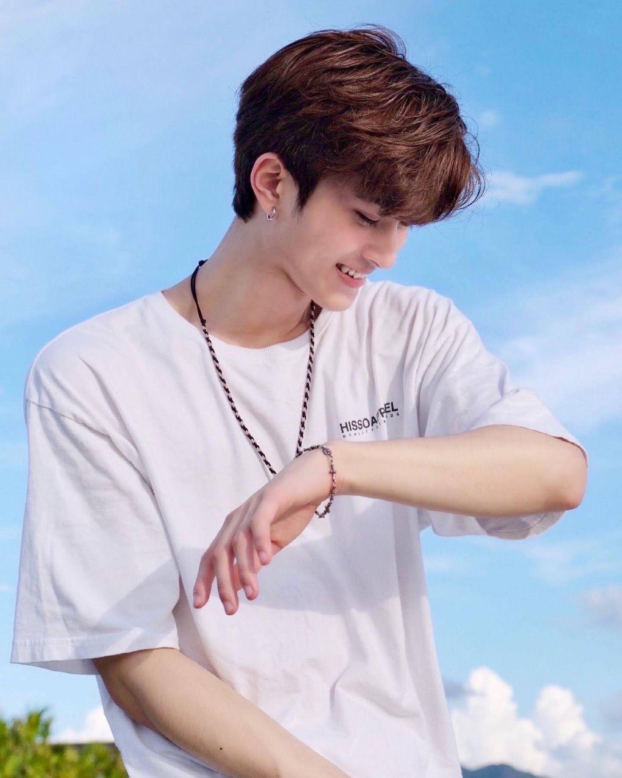 LEO青靚白淨,天生偶像材料。