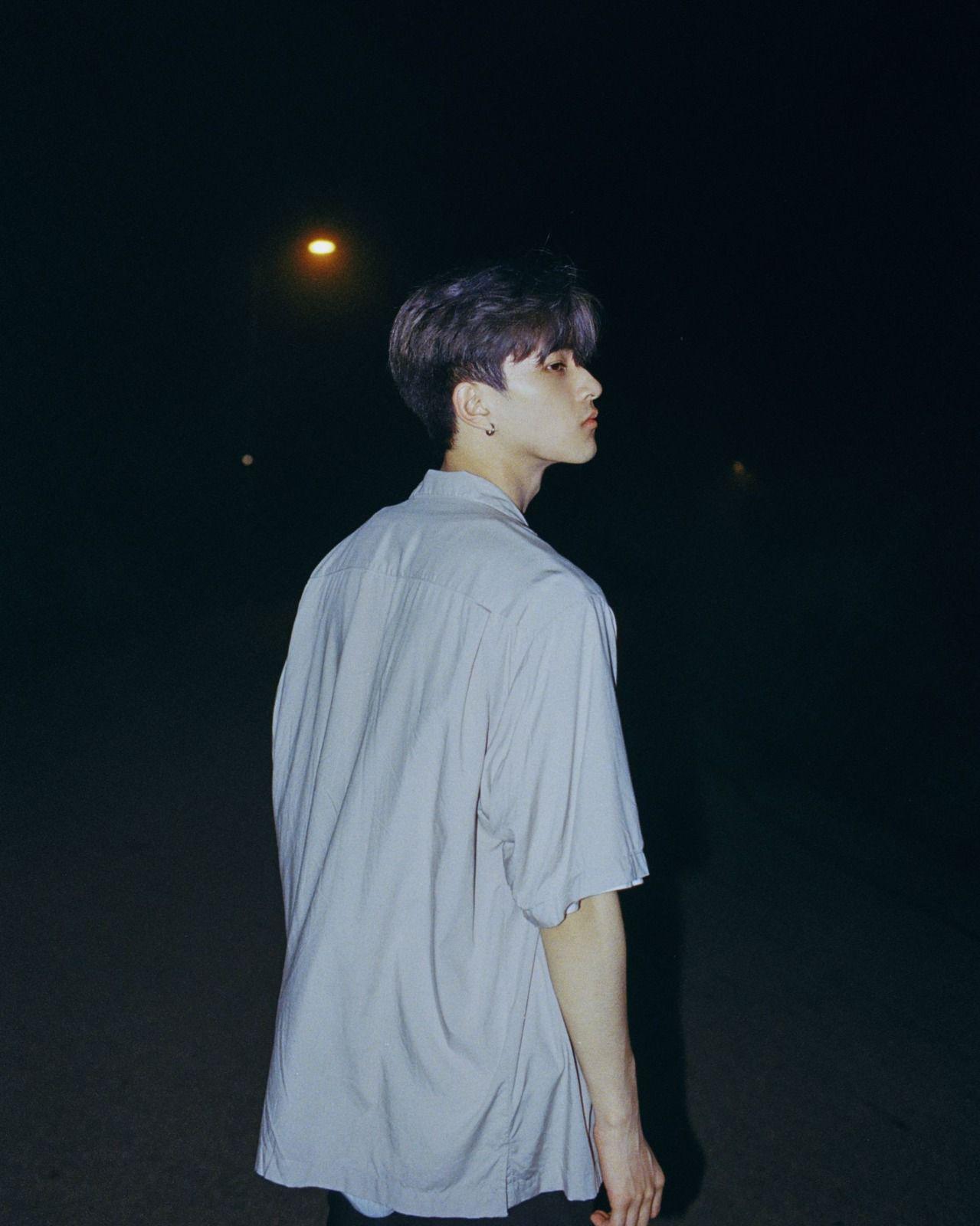 LEO憑優厚條件被現時公司發掘赴韓受訓。