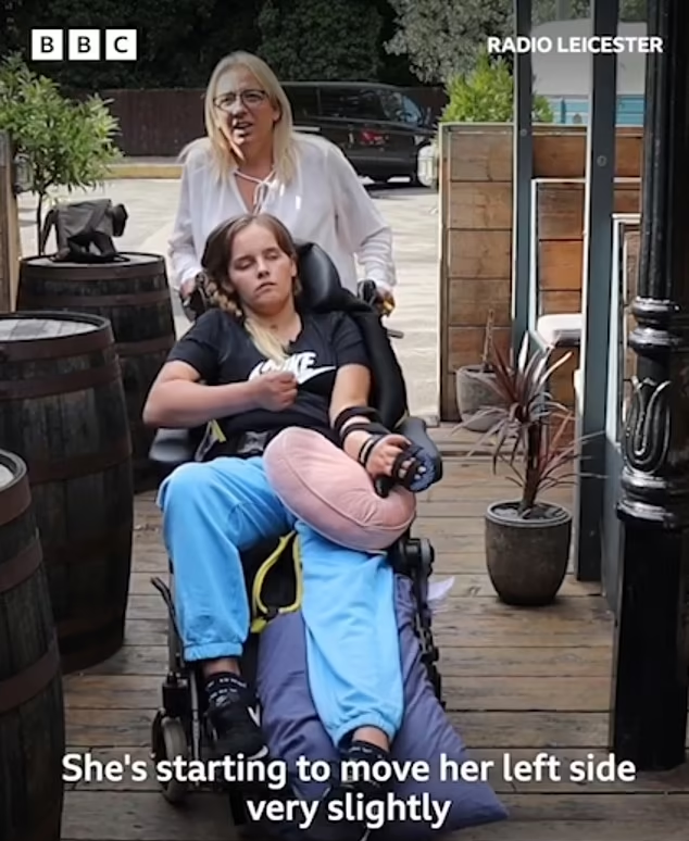 琳恩至今仍需以輪椅代步。(互聯網)