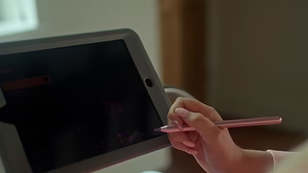 目前琳恩能執筆寫簡單的字。(互聯網)