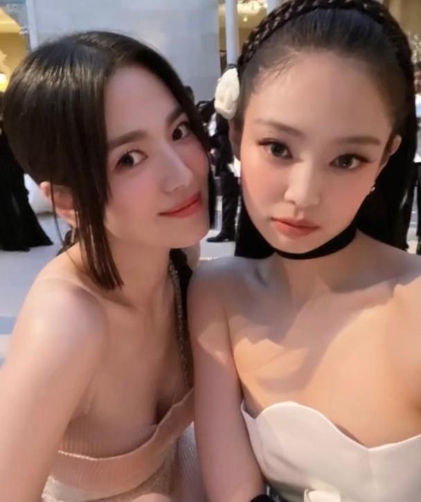 宋慧喬跟BLACK PINK成員Jennie難得同場。