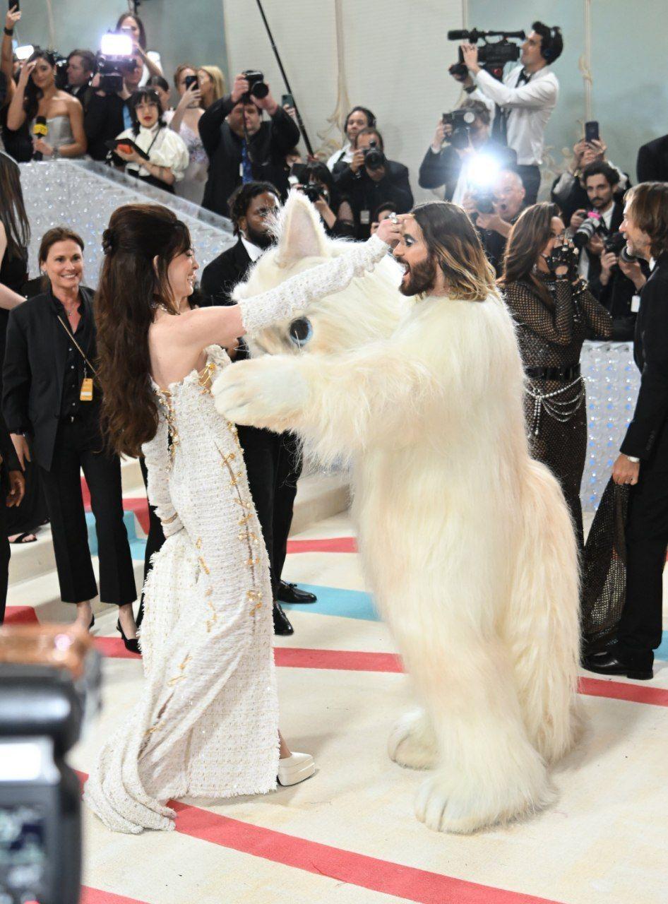 謝勒力圖跟安妮夏菲維同框合照。