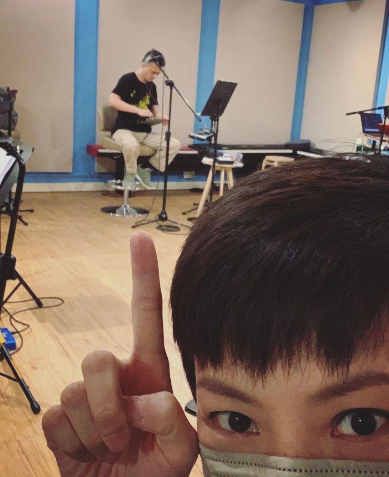 明哥出發前,獲何韻詩到排練室探班。