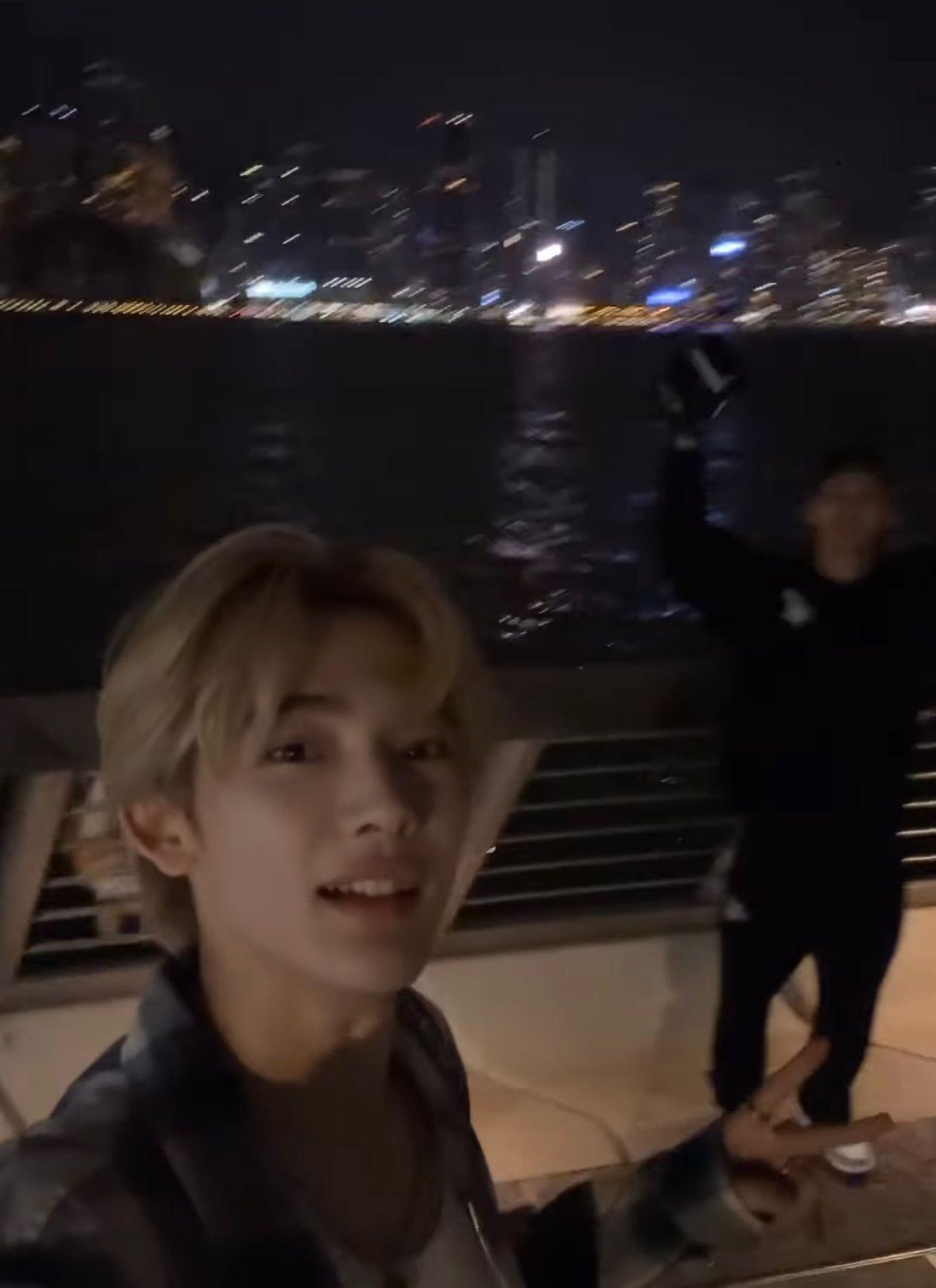 NOA到尖東打卡,欣賞維港夜景。