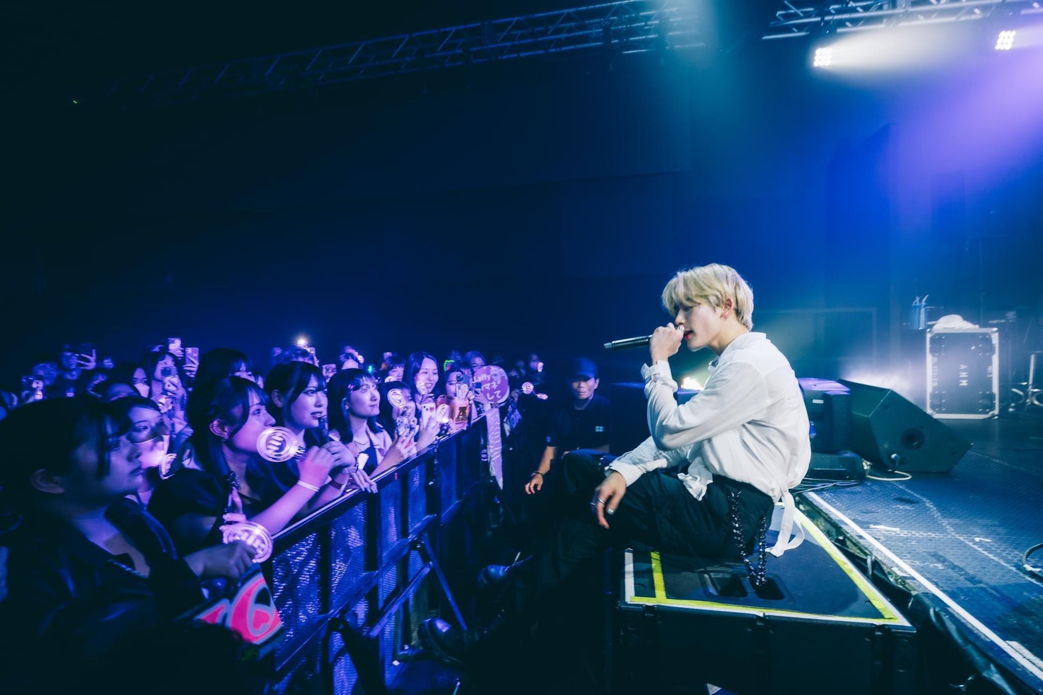 NOA首度來港,與歌迷打成一片。