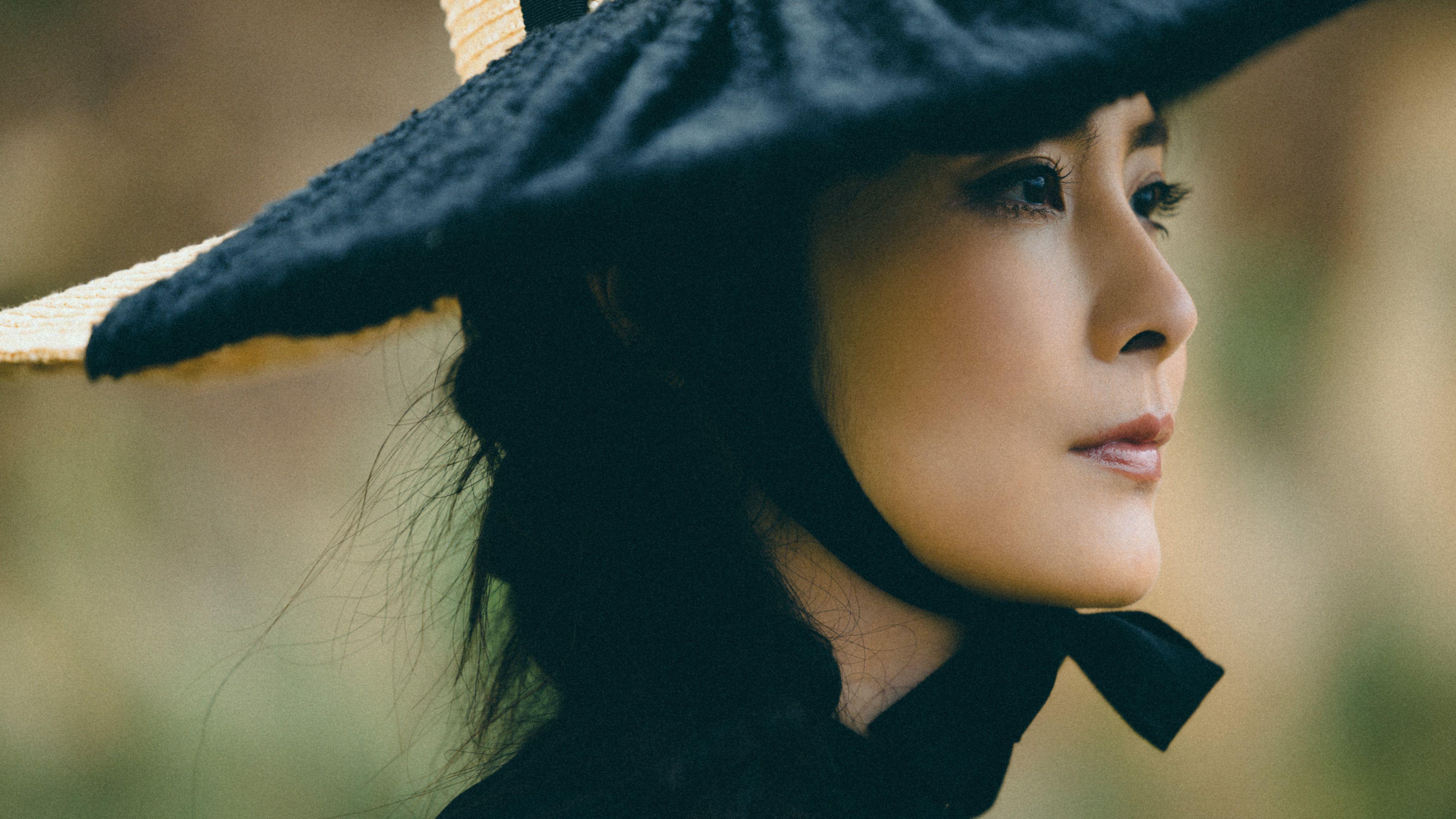 Kelly在新歌《談情的價值》MV中,以7個不同造型示人。