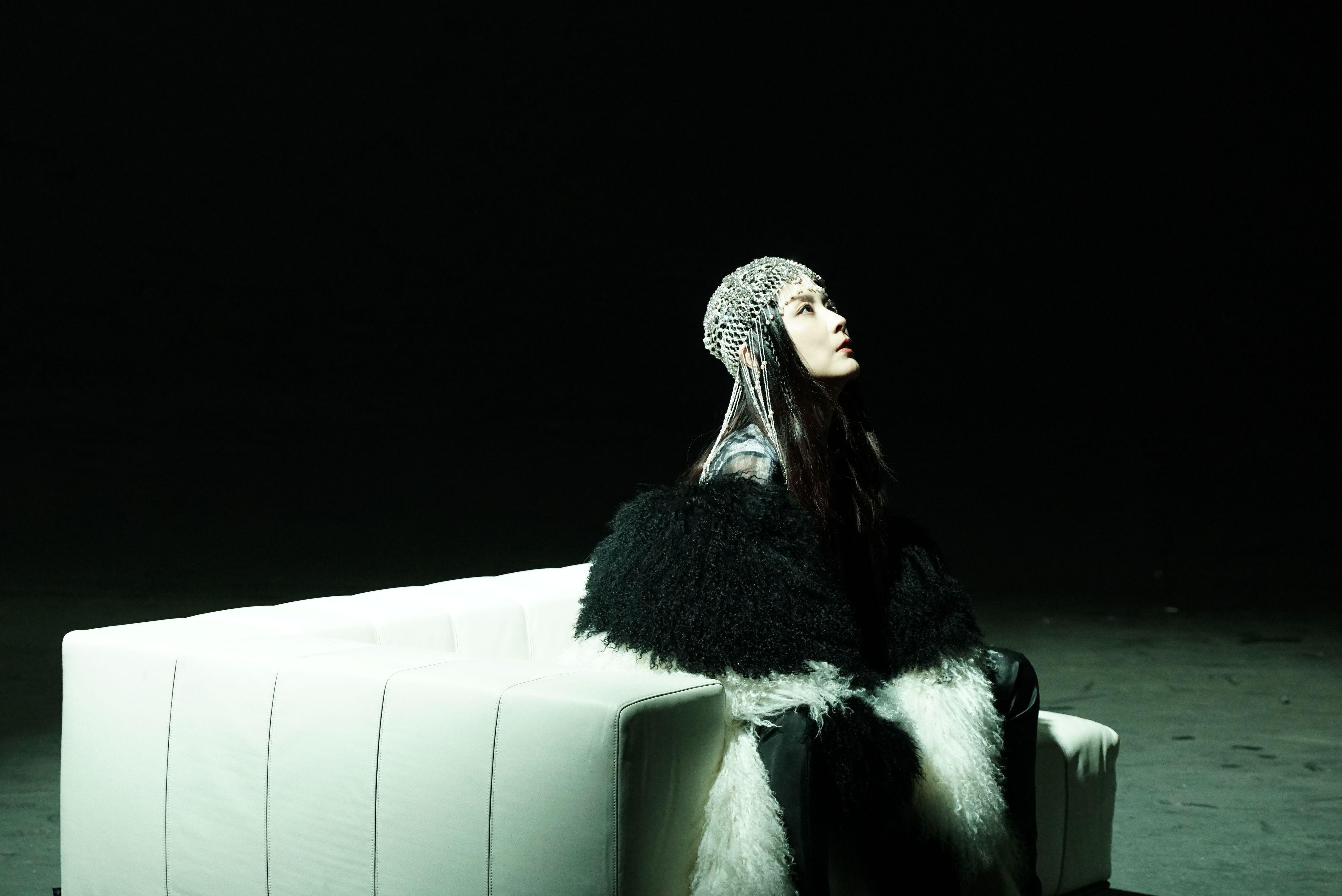 Kelly在新歌《談情的價值》MV中,以7個不同造型示人。