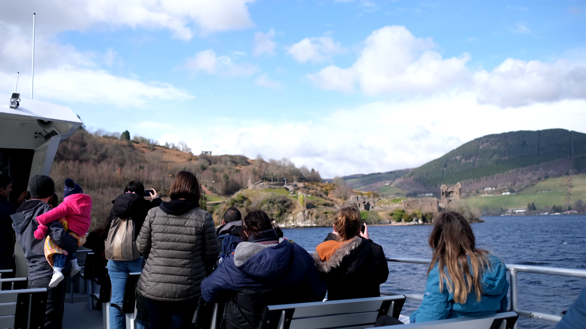 上層則為露天座位,遊客能360度無阻隔欣賞湖景,從正面迎來海風又是另一番滋味。