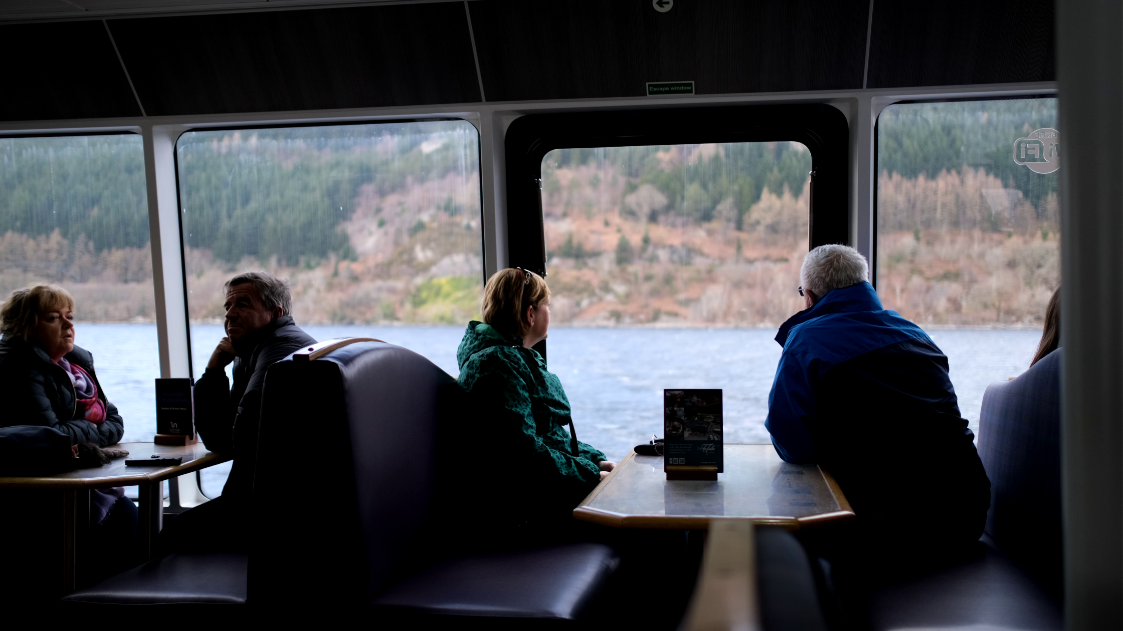 遊覽船分成上下兩層,下層的室內位置設有小賣部,供應飲品和輕食,遊客可以安在座位細聽工作人員詳細而有趣的導覽