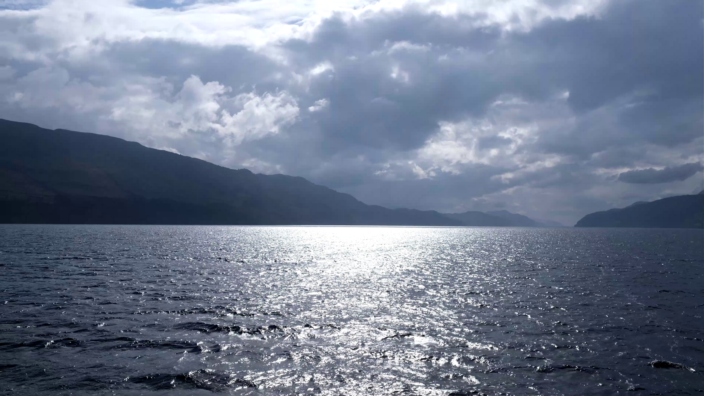 尼斯湖是蘇格蘭第二大的淡水湖,寬1.5公里,長達37公里,面積有近香港維多利亞港大小,壯麗非常。