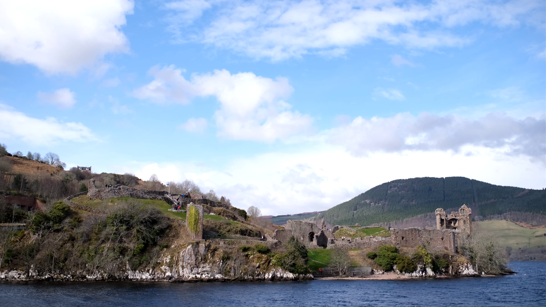 另外遊客更可在中途上岸,登上Urquhart Castle厄克哈特城堡親身感受中世紀軍事遺跡的震撼