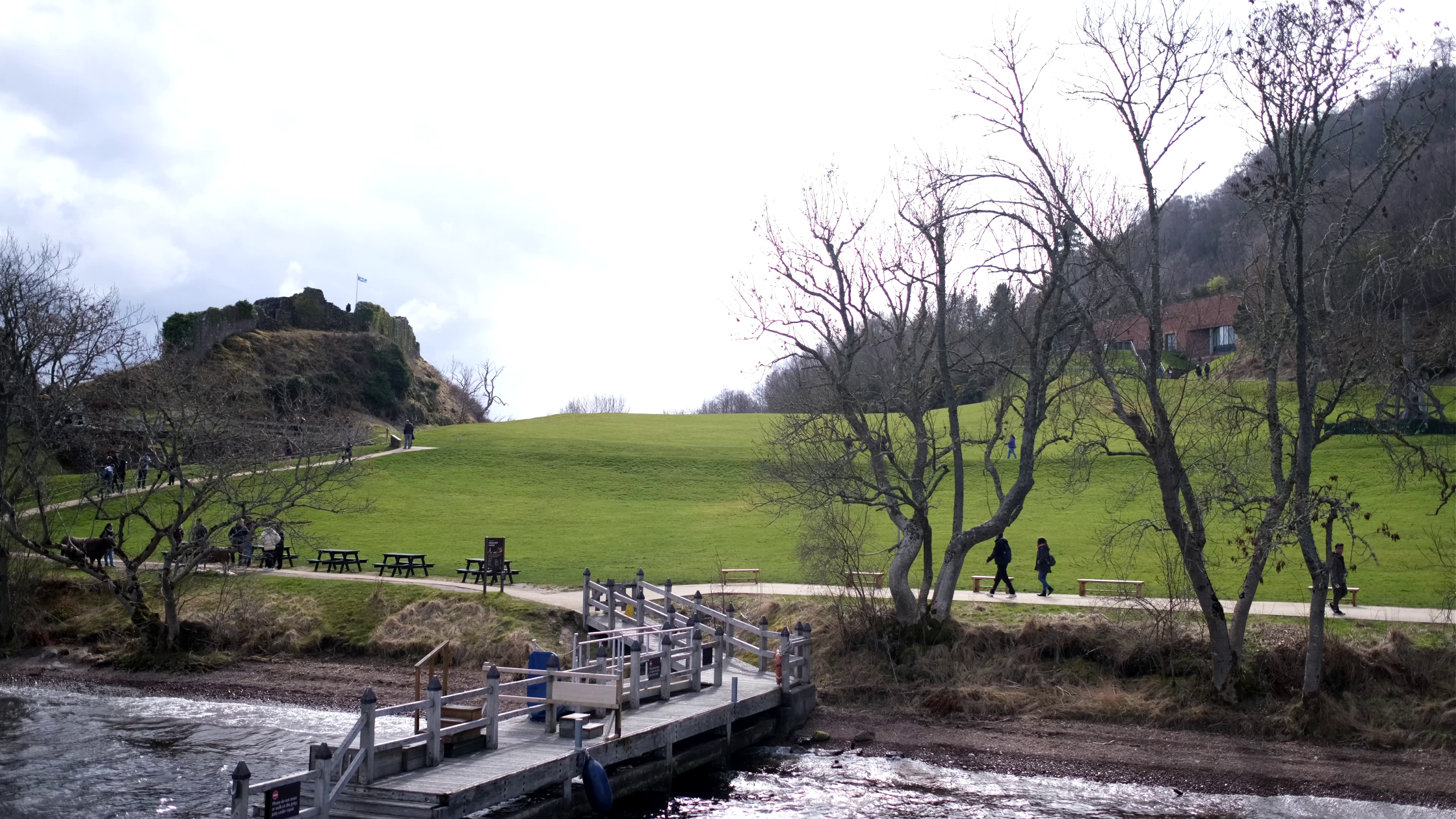 另外遊客更可在中途上岸,登上Urquhart Castle厄克哈特城堡親身感受中世紀軍事遺跡的震撼