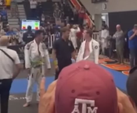 朱克伯格似在跟裁判理論。(互聯網)