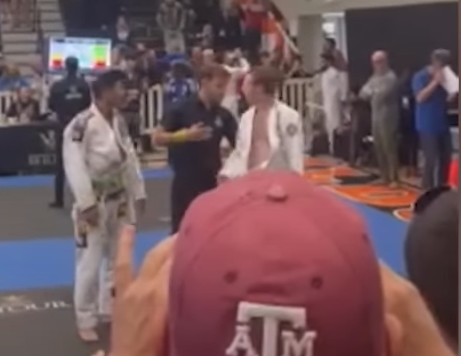 朱克伯格似在跟裁判理論。(互聯網)