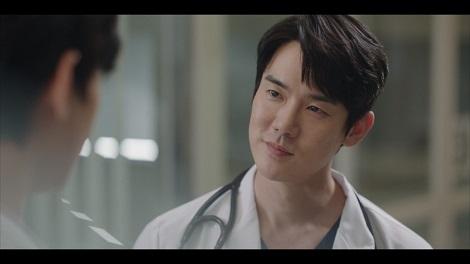由美國回流姜棟柱醫生(柳演錫飾)擔任外傷中心代理主任。