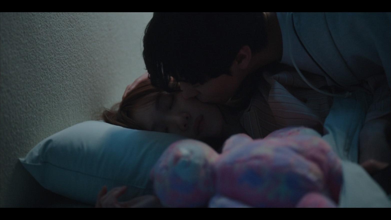 安孝燮與李聖經求婚深情一吻。