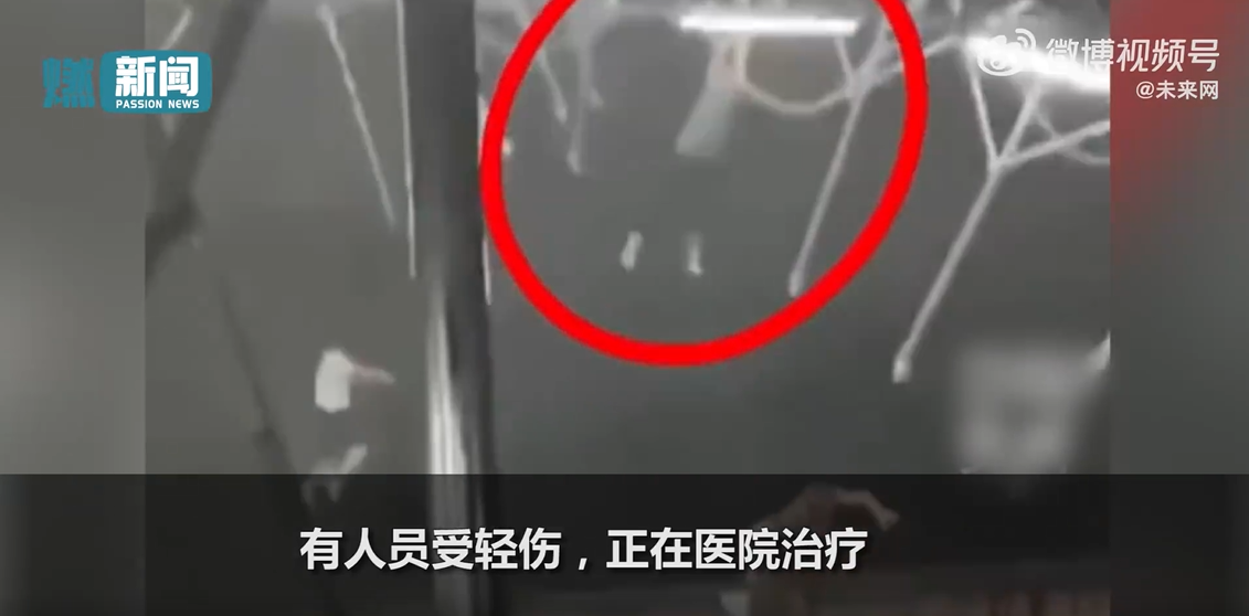 一陣強風襲來,把整個遮雨棚掀翻,而緊抓著柱子的人們則被吹到約有一層樓高的半空中後墜地。(圖/翻攝微博@未來網)