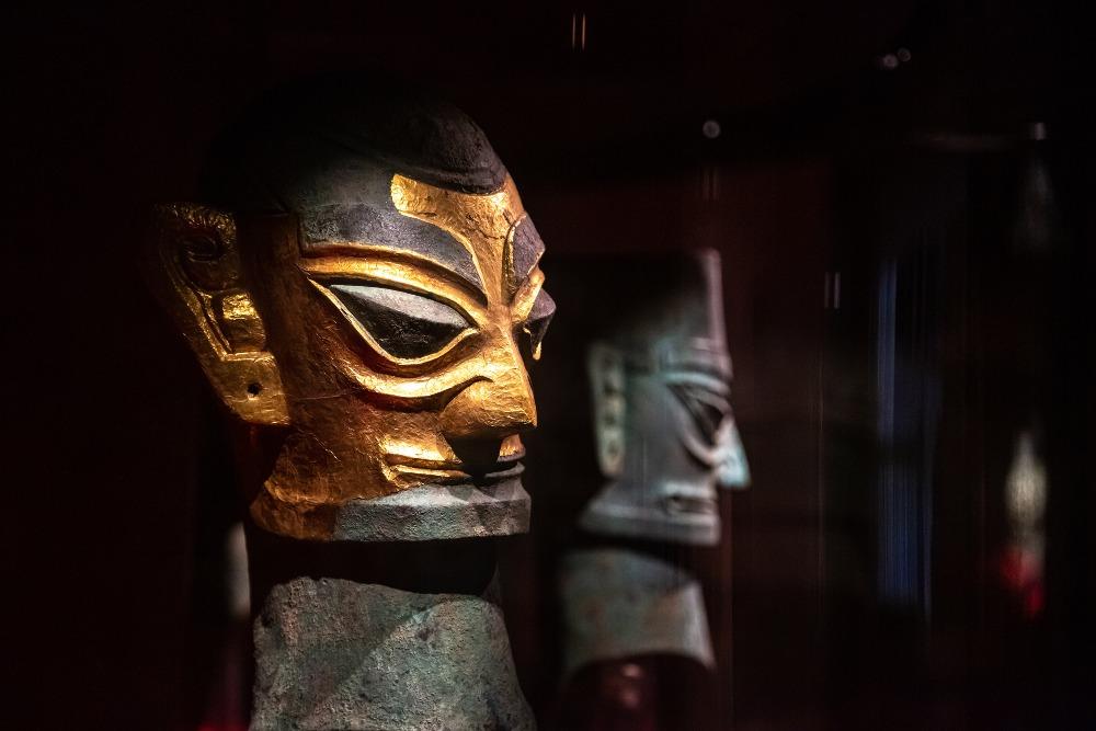 三星堆出土的青銅人像和黃金面具,令人驚歎於古人工藝的精湛,亦為中國考古工作留下大量待破解的謎團。(圖片來源:視覺中國)