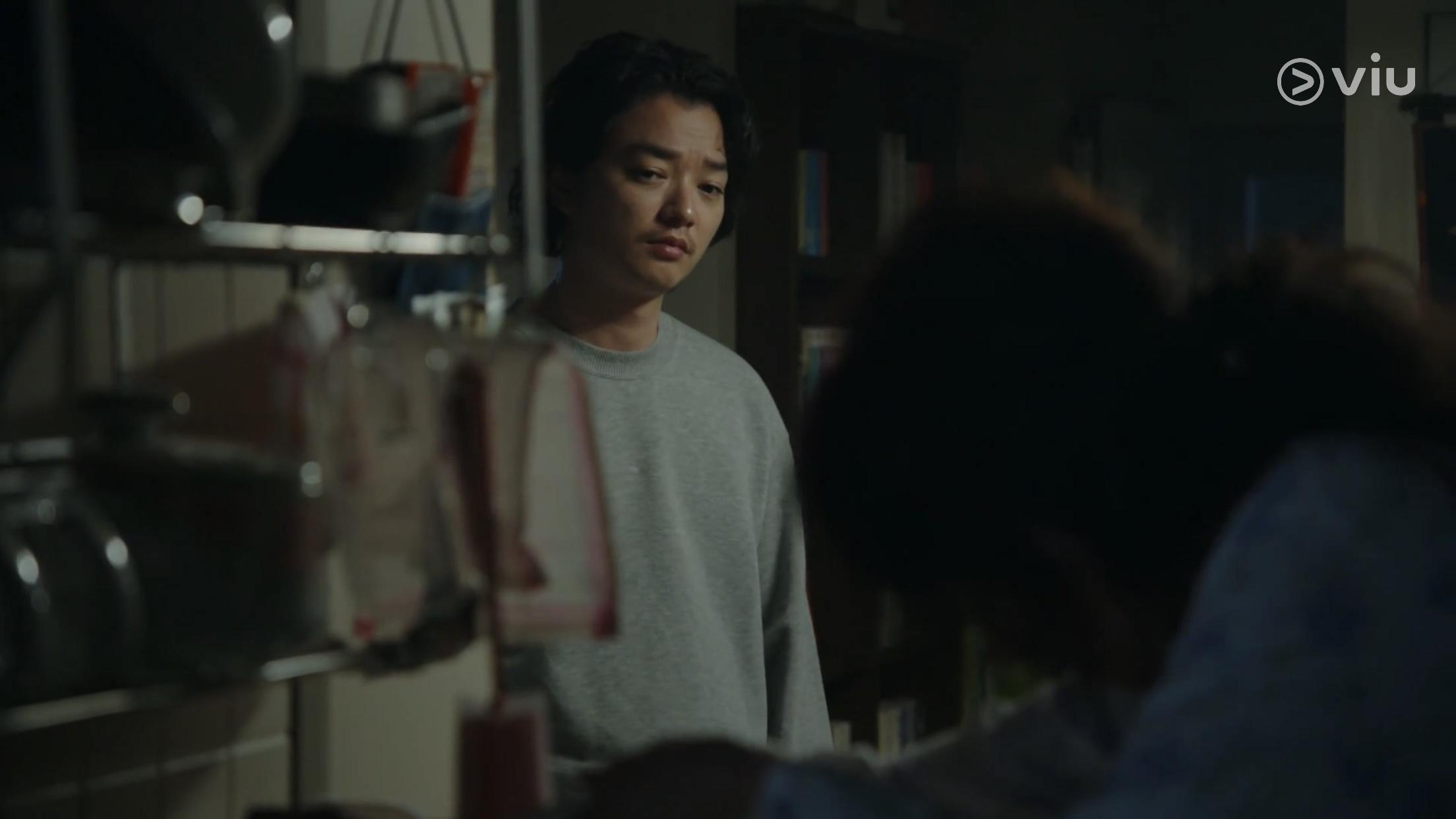 中迂兼兒(染谷將太飾)照顧患有癡呆症的母親而身心俱疲。