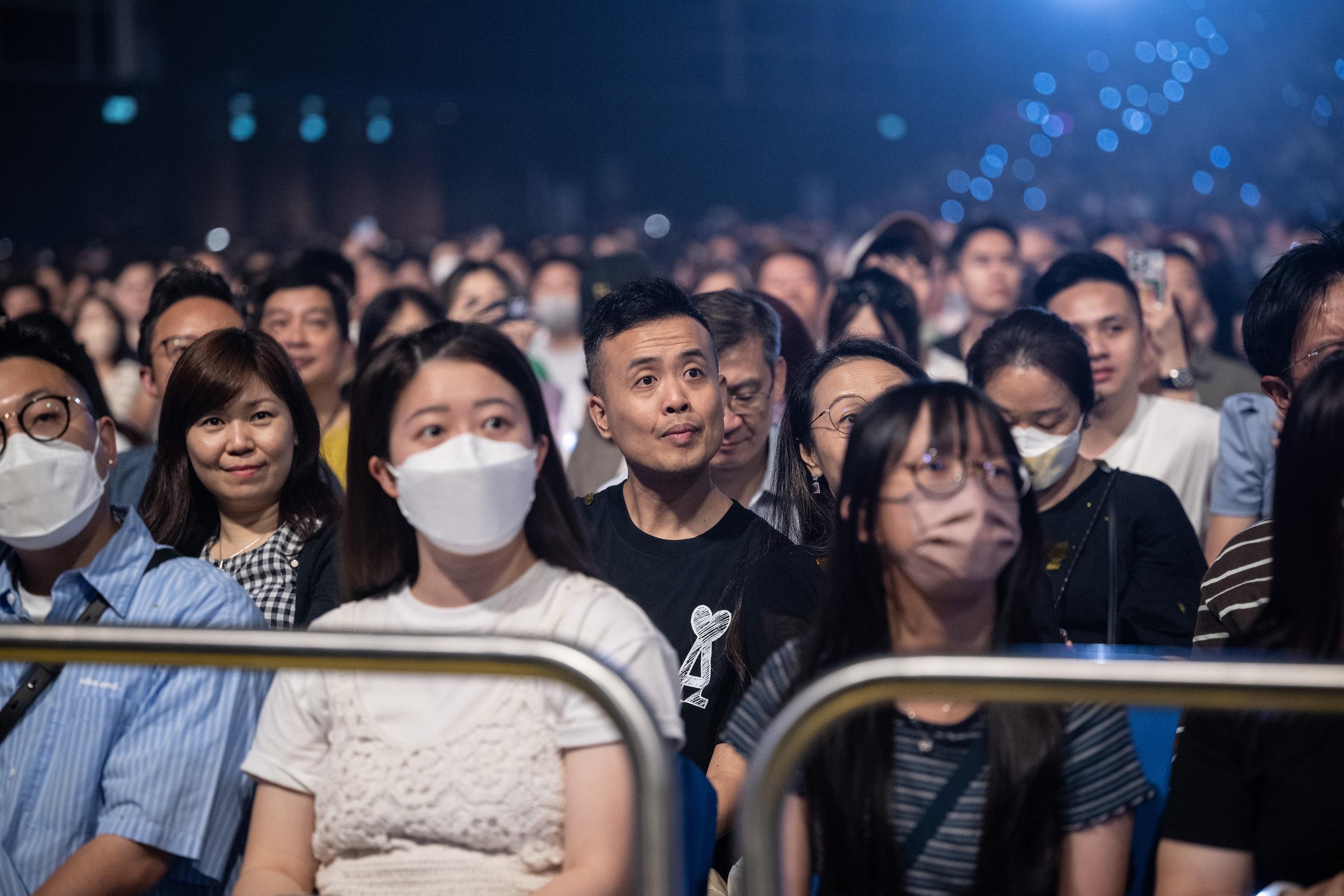 傅家浚入場支持張敬軒。