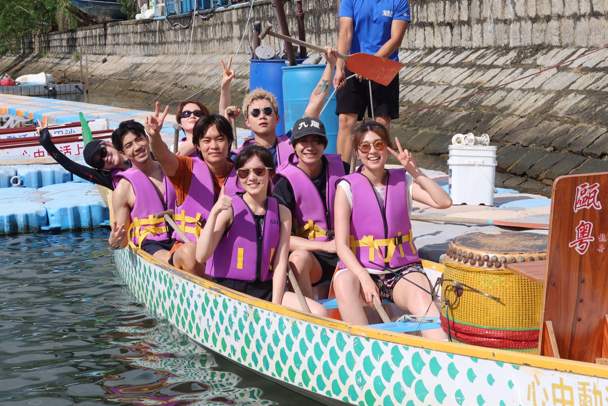 Hillary與Hazel排第一行,負責帶動節奏。