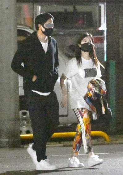 吉高由里子與現任男友是經朋友介紹下認識。