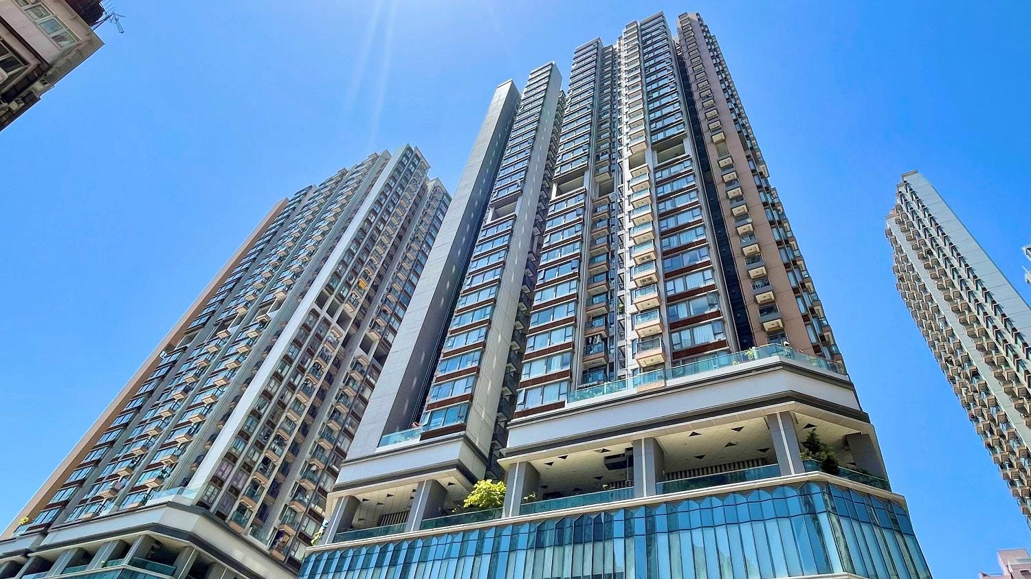 房協旗下的長沙灣喜薈,由3座住宅物業組成,屋苑基座為商場,並鄰近港鐵站,購物及出入皆便利。