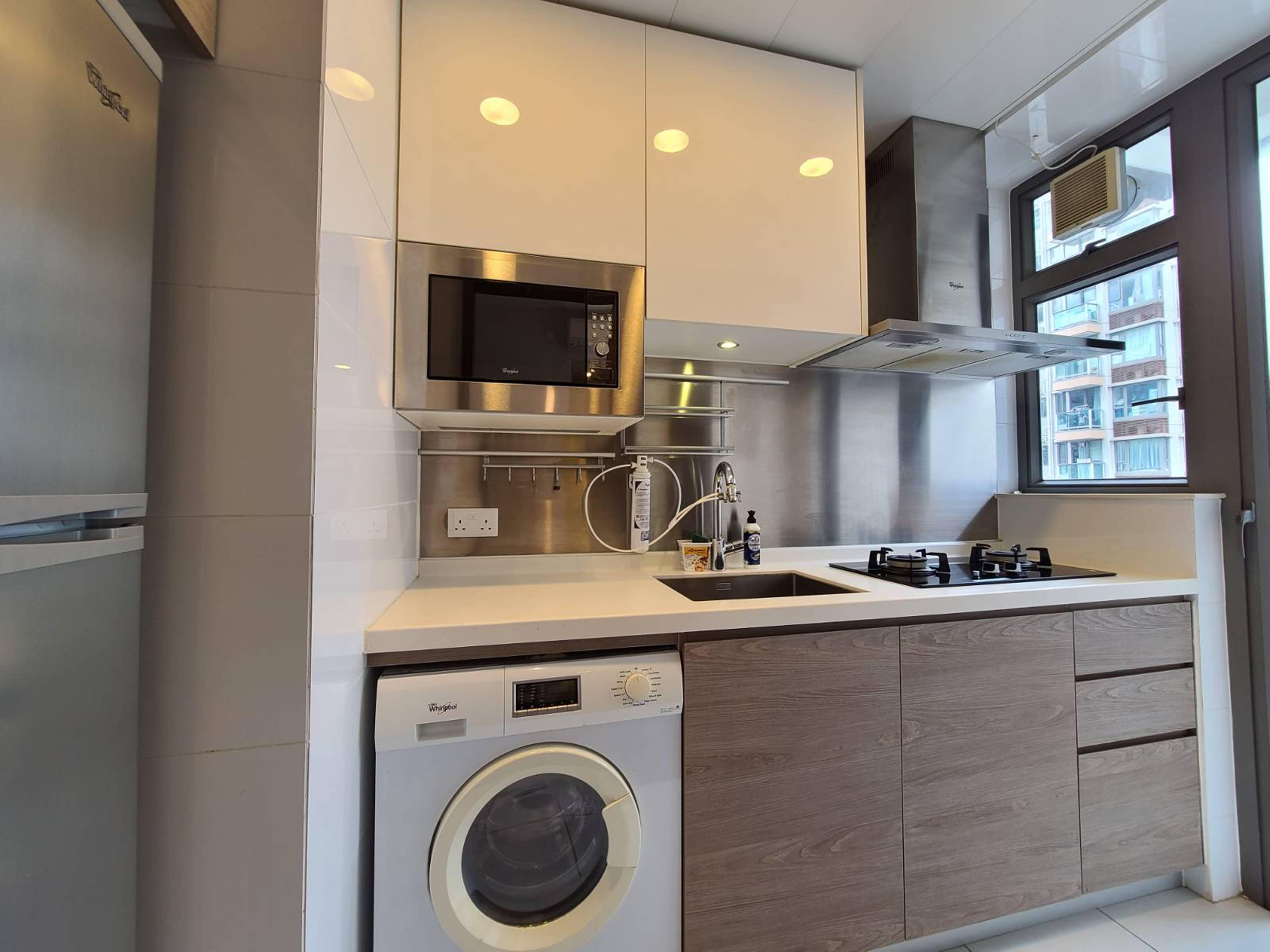 廚房配套新淨美觀,各式家電齊全。