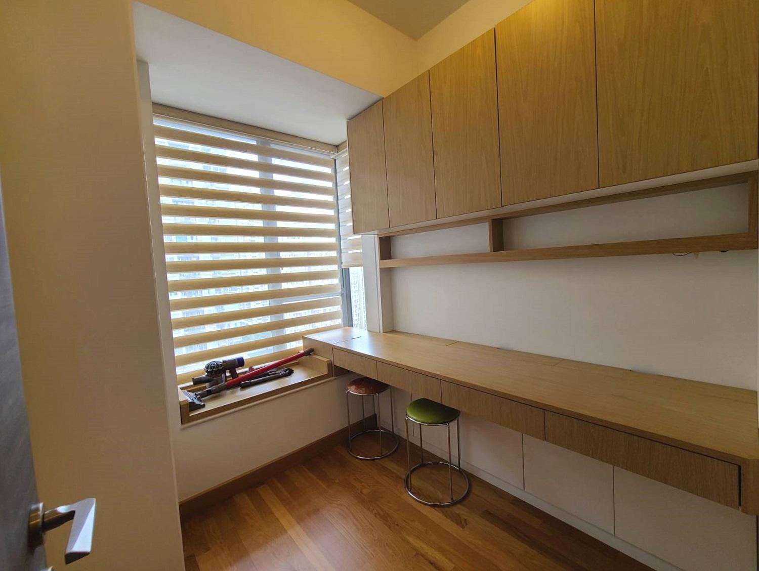 其中一間睡房改作書房用途,設有一列掛牆吊櫃、書櫃和書桌,有不少收納空間。