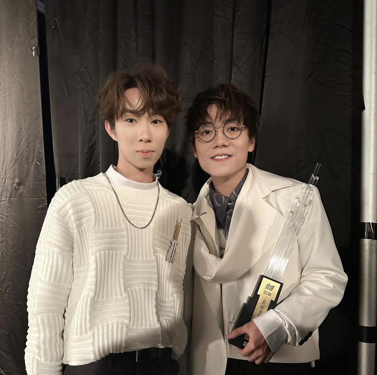 子博在勁爆頒獎禮為林家謙伴奏結他。