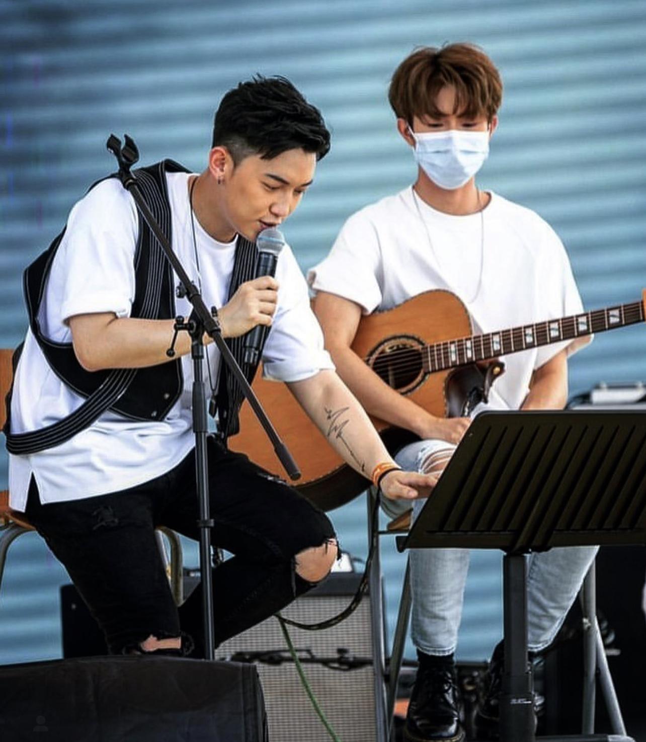 子博經常與MC合作,為對方伴奏結他。