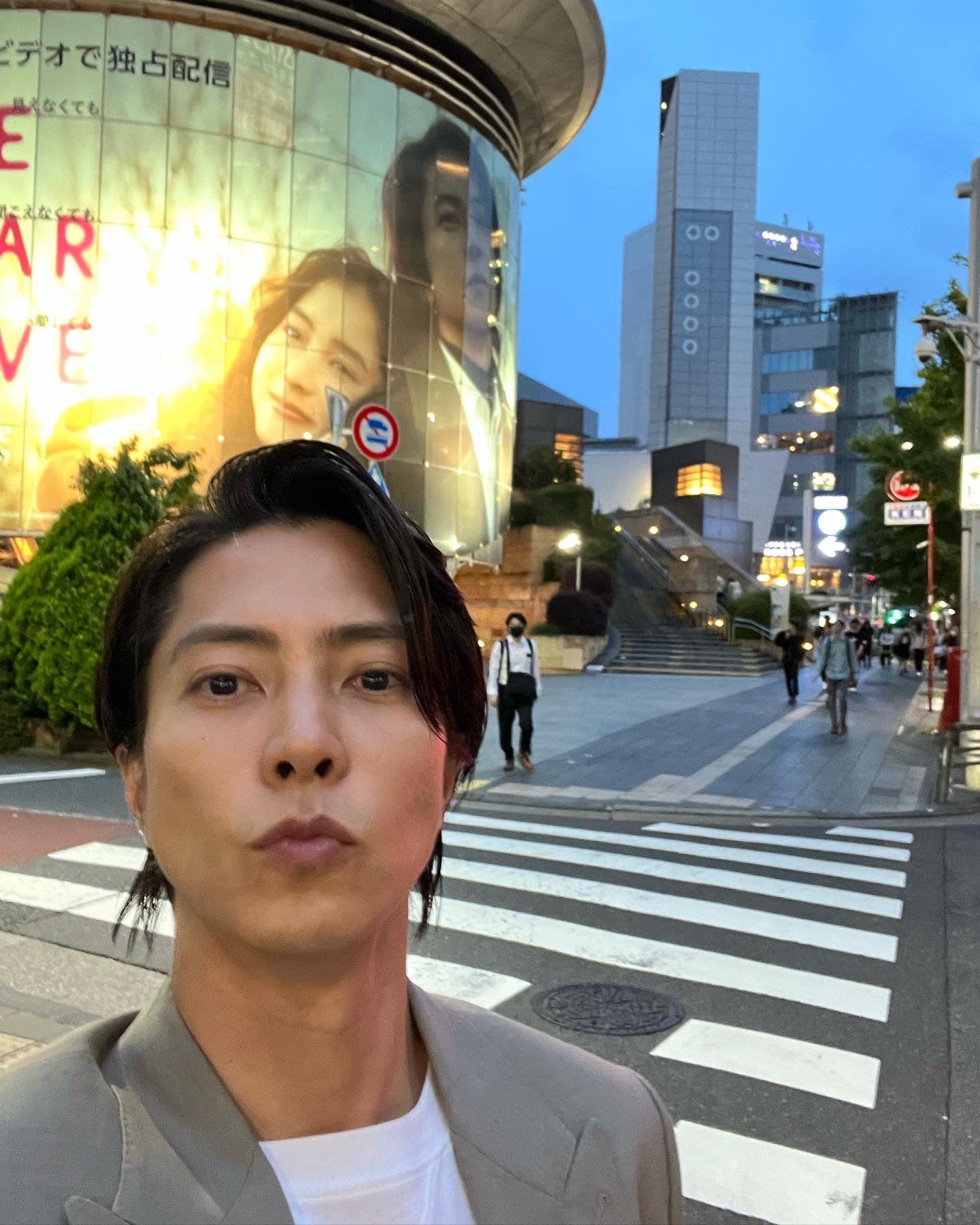 山下智久前日現身位於六本木的大型廣告位打卡。