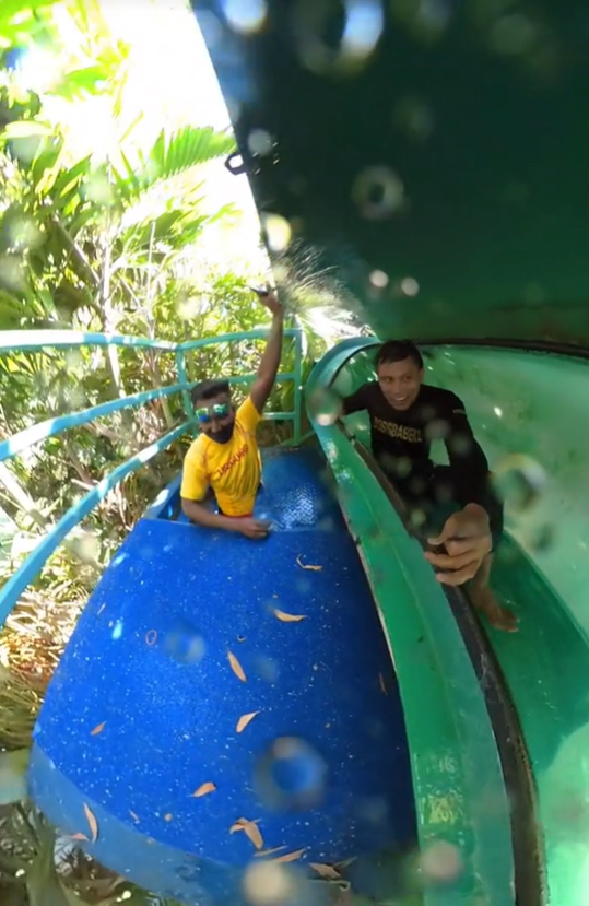 工作人員聽到Jami的求救,打開了滑水道的頂部。(圖/翻攝TikTok@jamii.talib)