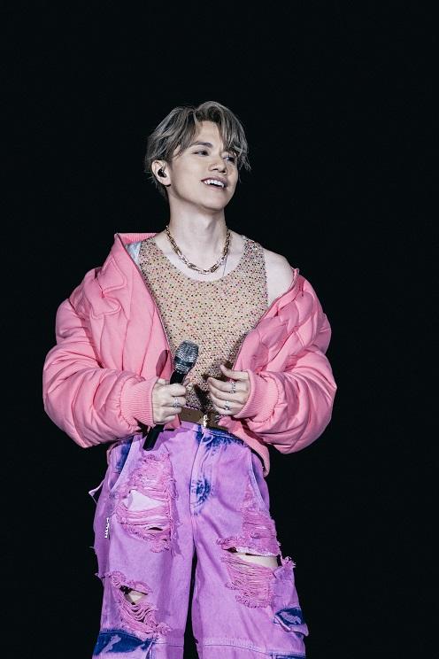 張敬軒自言從小聽尹光歌曲,隨即唱了幾句《荷里活》。