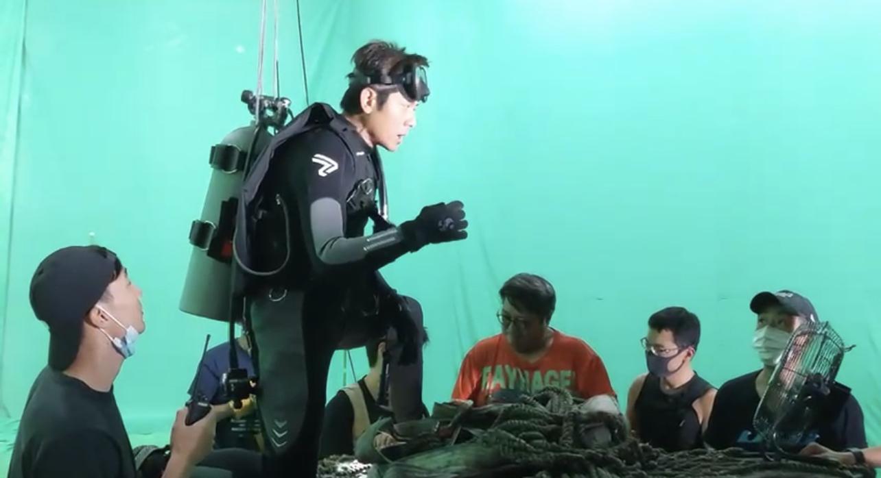 為捕捉不同的鏡頭,郭富城加碼在綠布幕廠景拍海底場面。