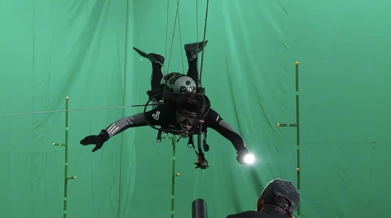 為捕捉不同的鏡頭,郭富城加碼在綠布幕廠景拍海底場面。(載圖)