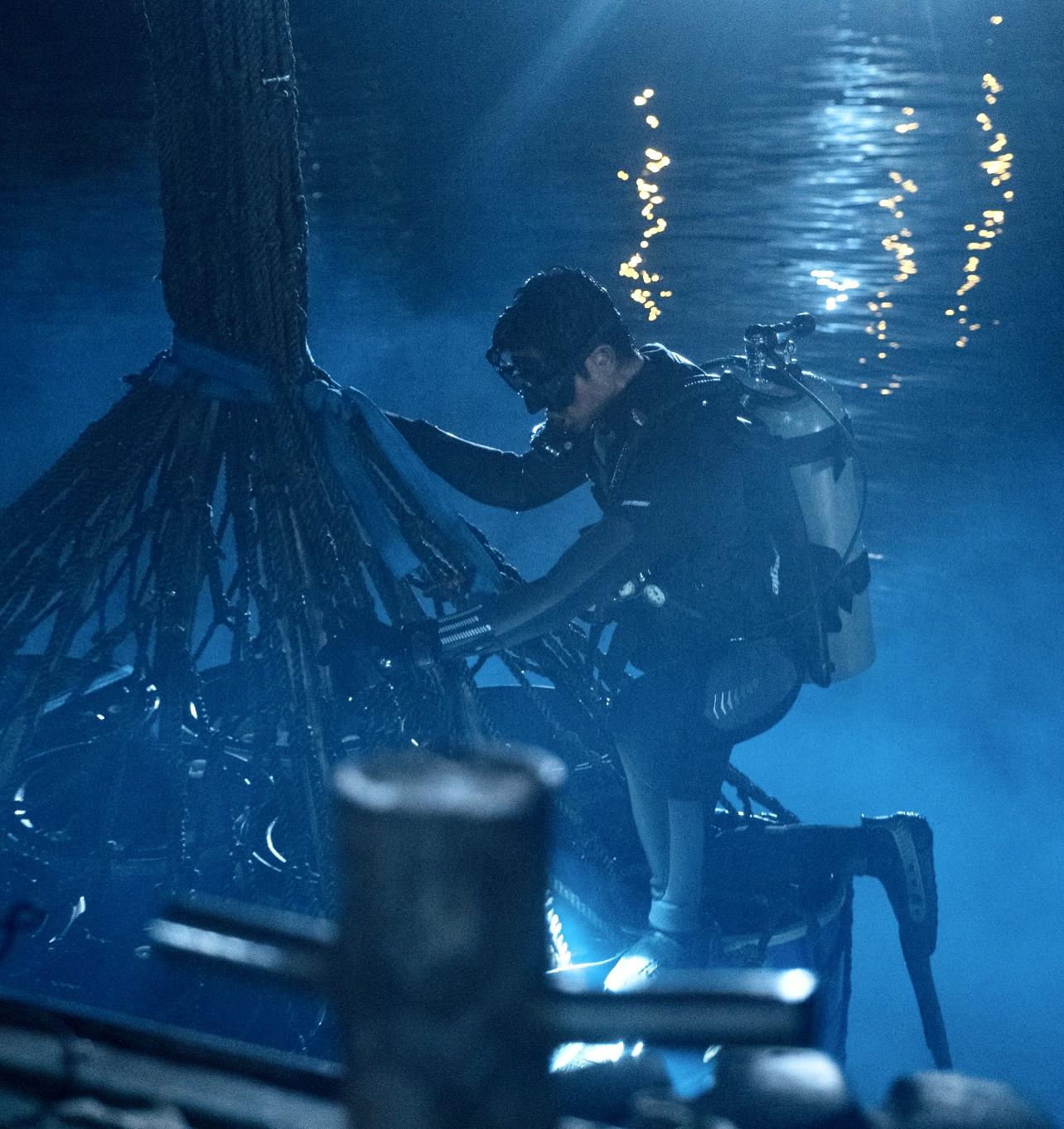 郭富城深潛海底拍潛水戲。