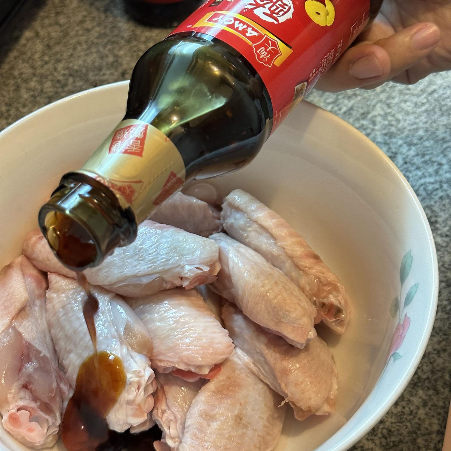 放兩至三湯匙淘大醃肉醬汁於雞翼