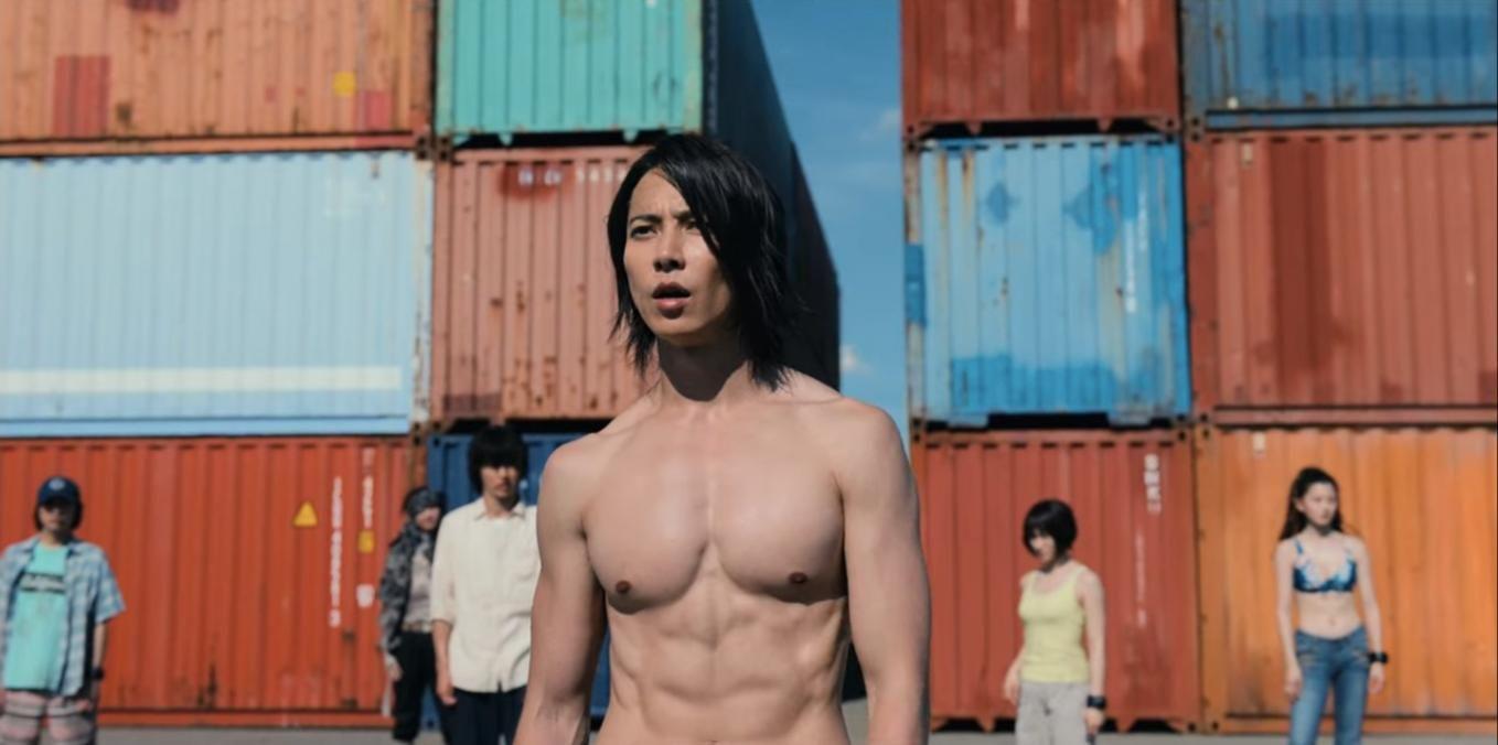 山下智久演出Netflix大熱劇《今際之國的有栖》的第二季,更為「梅花K」久間欣治作全裸演出。