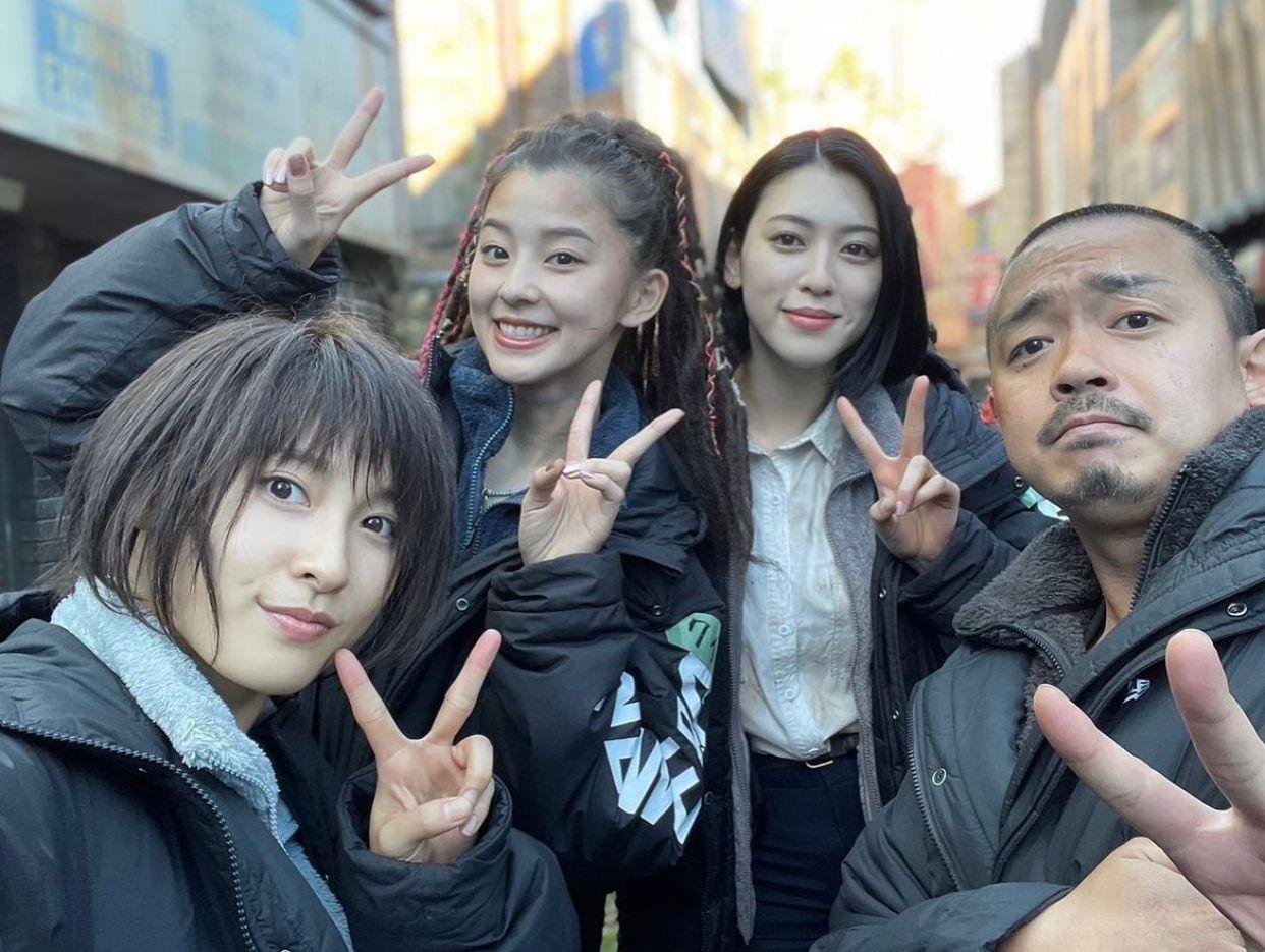 朝比奈彩憑《今際之國的有栖》系列內的「水雞光」成功爆紅